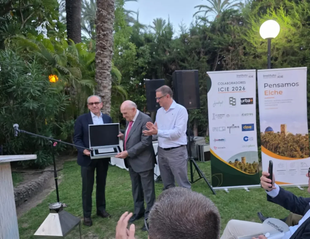 Acto de entrega de la placa a D.José Quiles Parreño