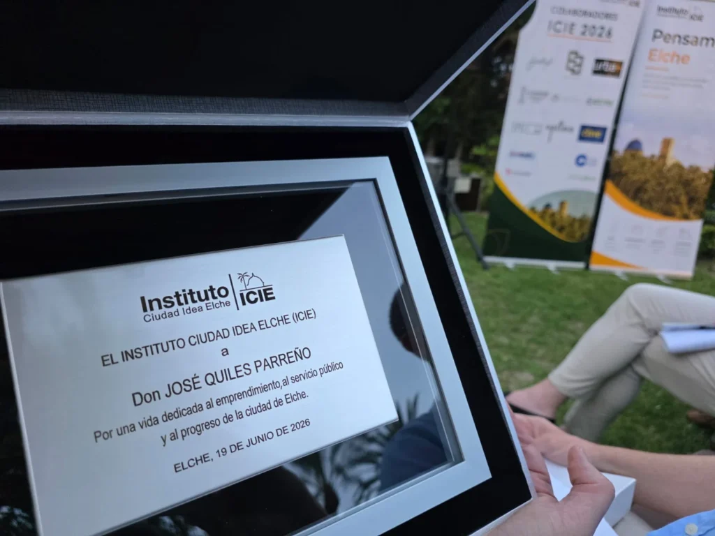 Placa en reconocimiento a su contribución al desarrollo económico, social y educativo de Elche
